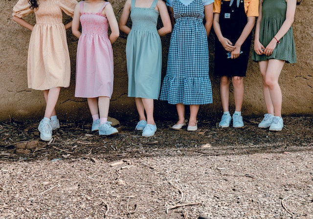 6 בנות לובשות שמלות בצבעים שונים